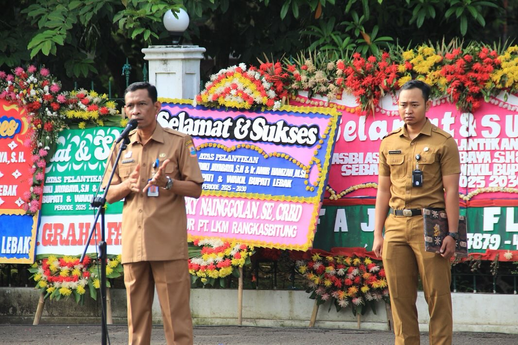 Sekda Lebak Budi Santoso sedang memberikan arahan kepada para pegawai di Lingkungan Pemkab Lebak, saat apel Bendera, Senin (24/2).(pal)