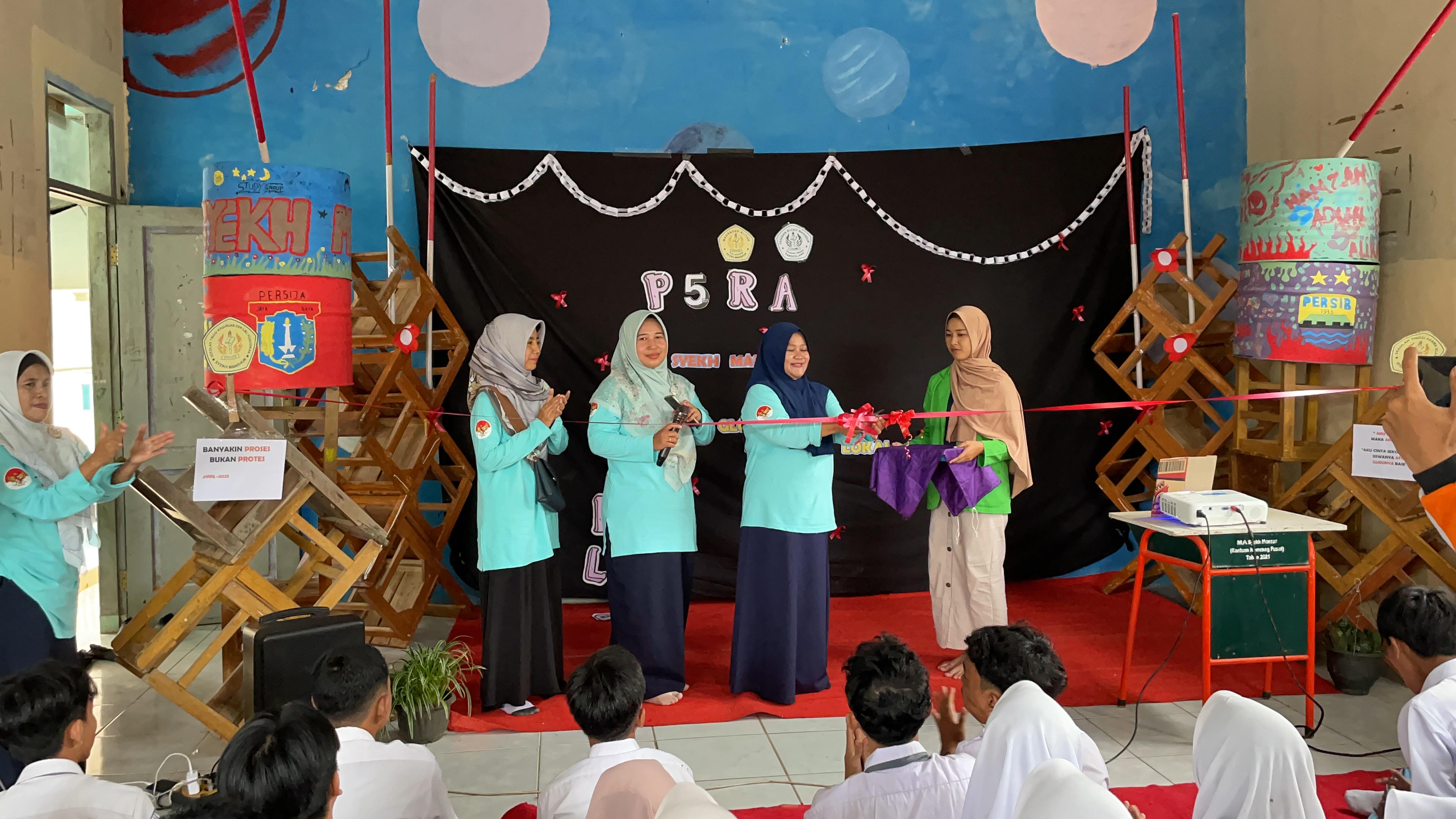 Kepala Sekolah MA Syekh Manshur Sri Yulyastuti didampingi dewan guru, secara simbolis membuka acara P5RA dengan menggunting pita, Rabu (26/2).(pal)