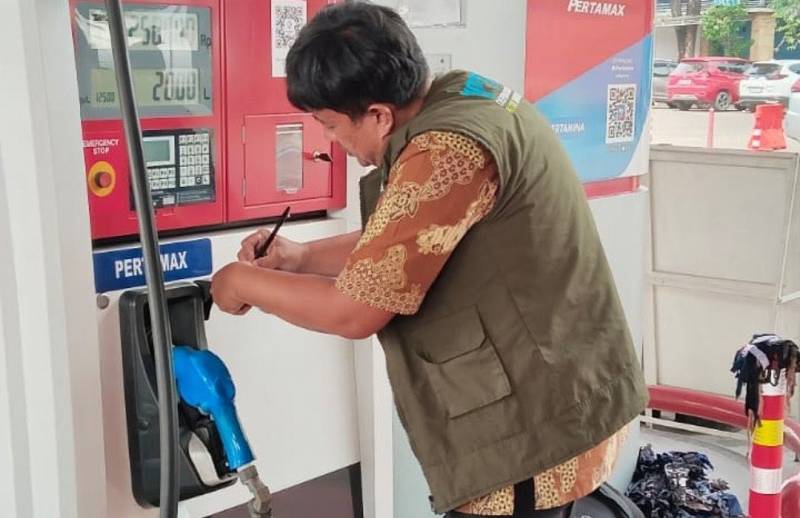 Petugas Unit Pelaksana Teknis (UPT) Pelayanan Metrologi Legal Dinas Perindustrian Perdagangan Koperasi Usaha Kecil dan Menengah (Disperindagkop UKM) Kota Tangerang, tengah melakukan tera terpadu di salah satu SPBU di Kota Tangerang.