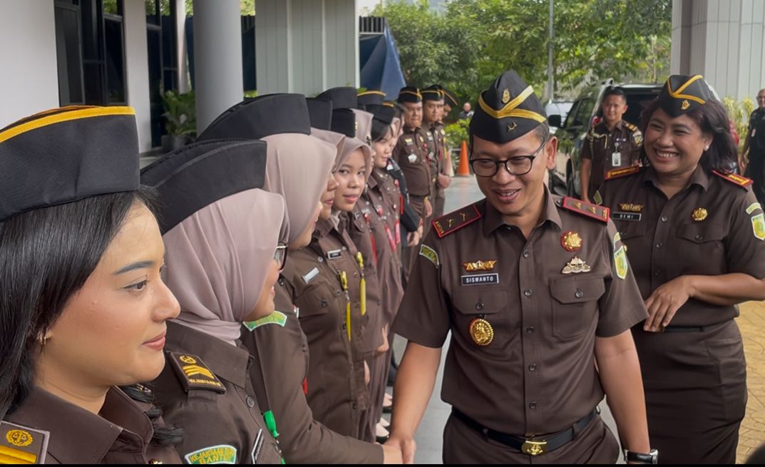 Kepala Kejaksaan Tinggi Banten Siswanto berkunjung ke Kantor Kejaksaan Negeri Tangerang Selatan (Tangsel). Siswanto berkunjung ke Kejari Tangsel itu bersama dengan Ketua Pengadilan Tinggi Banten Suharjono.