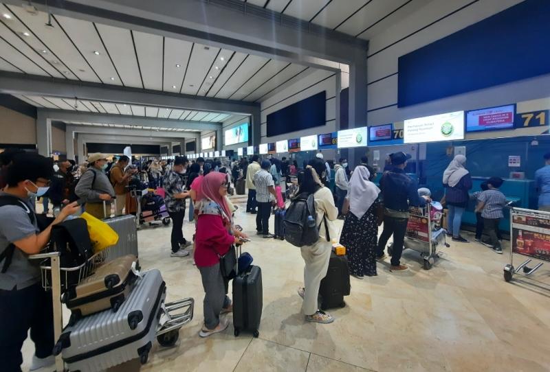 Antrean penumpang saat libur di Bandara Soekarno-Hatta. Foto : Ist