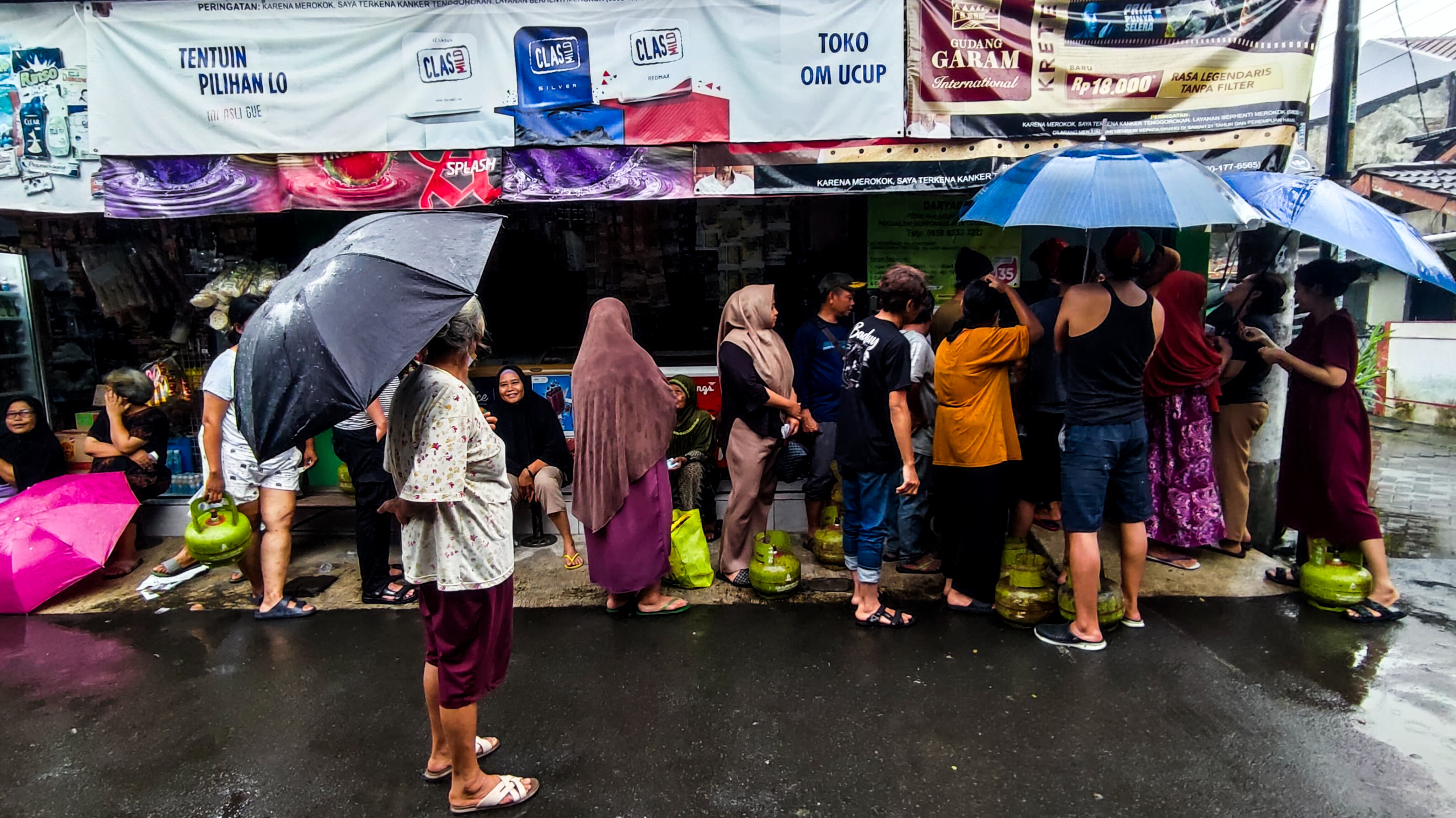 Antrian warga di pangkalan gas yang berlokasi di RW 04 Pakualam, Serpong Utara, Kota Tangerang Selatan, Selasa (4/2/2025). (tangselpos.id/lim)