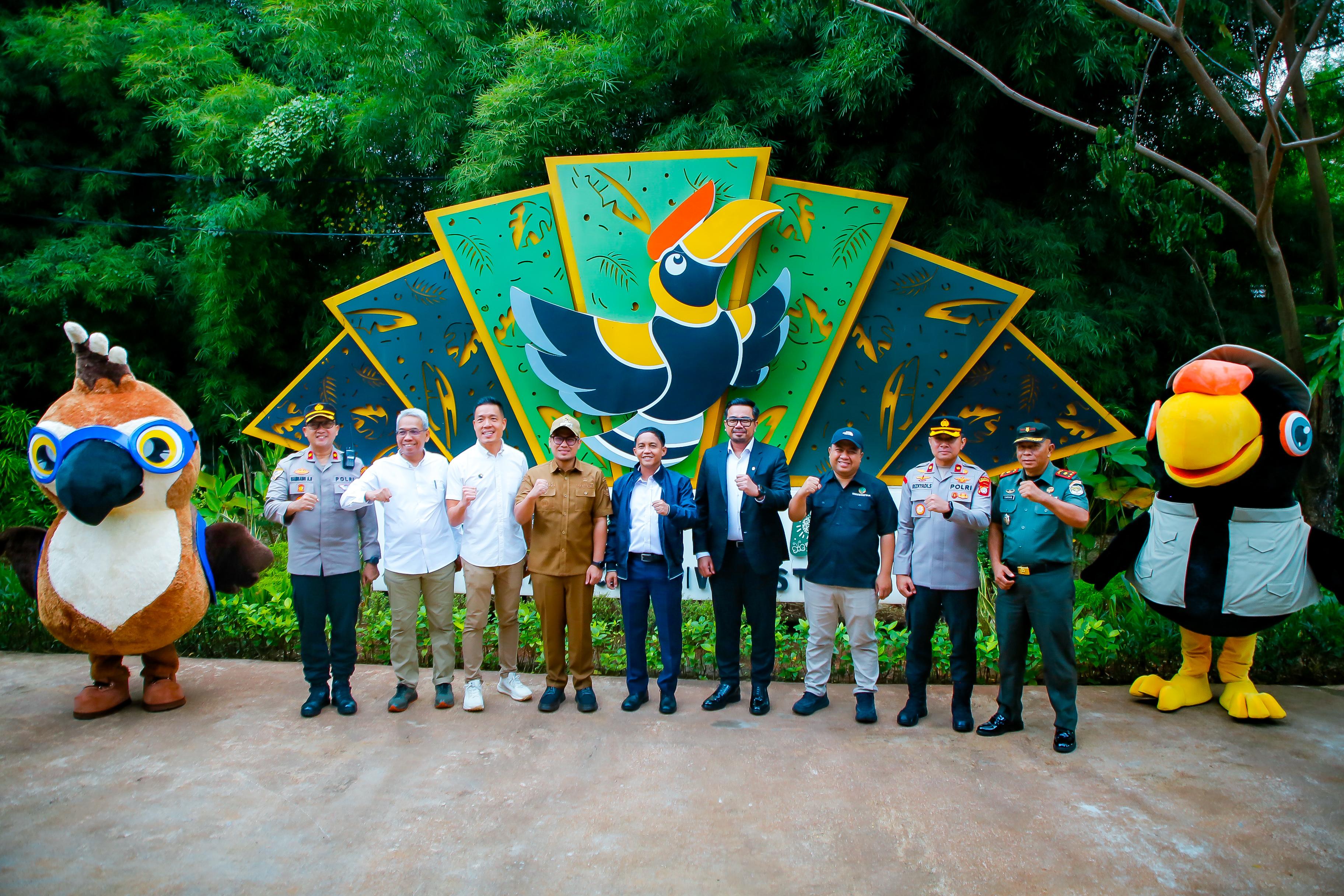 DESTINASI. Wakil Wali Kota Tangsel, Pilar Saga Ichsan terkagum menyaksikan pertunjukan burung yang spektakuler dalam peresmian Aviary Park Indonesia, Senin (24/2). (rmn)