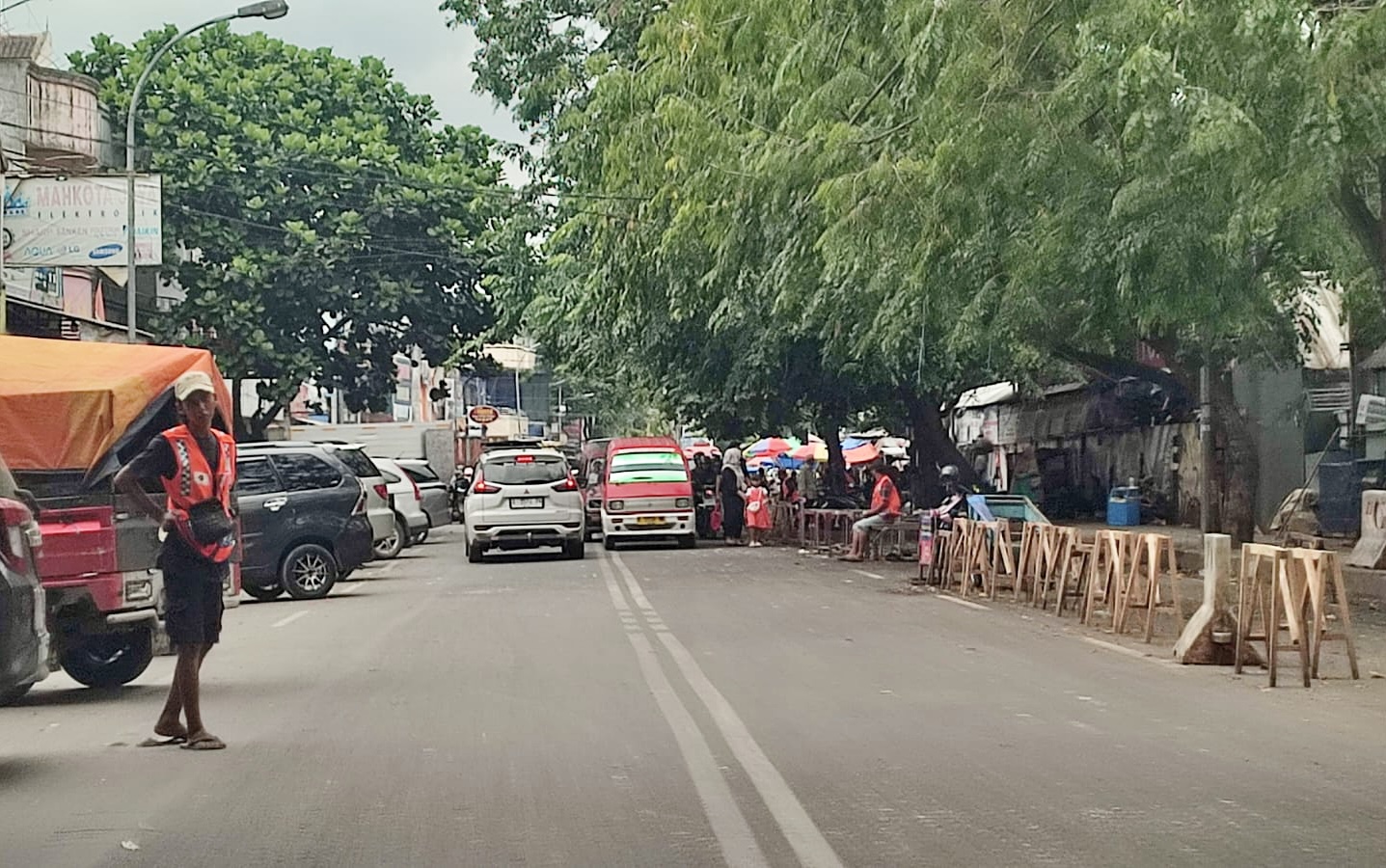 Situasi para PKL yang berada di Jalan Raya Kalijaga, Pasar Rangkasbitung, Kabupaten Lebak.(pal)