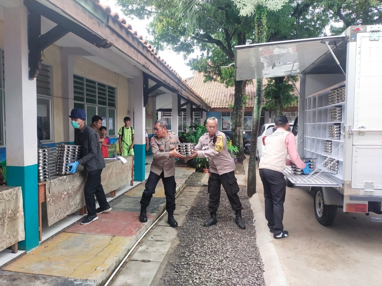 Satbinmas Polres Tangsel saat mendistribusikan BMG ke pelajar di Serpong.(dra)