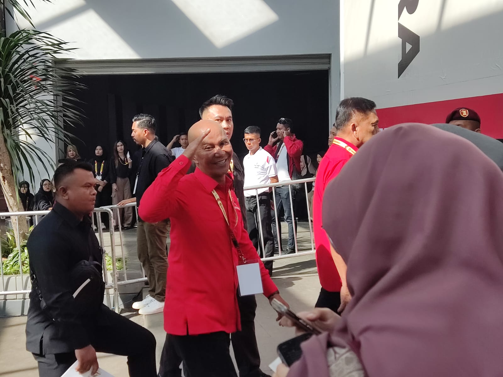 Bendum PDIP Olly Dondokambey (baju merah depan) dan Ketua DPP PDIP Said Abdullah (baju merah belakang) hadir di acara Gerindra HUT Gerindra. Foto : Ist