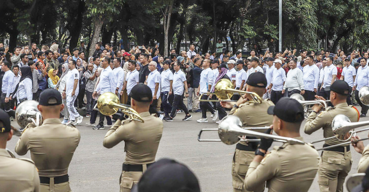 Latihan baris berbaris oleh Kepala Daerah yang akan dilantik Presiden Prabowo pada Kamis 20-2-2025. Foto Ist