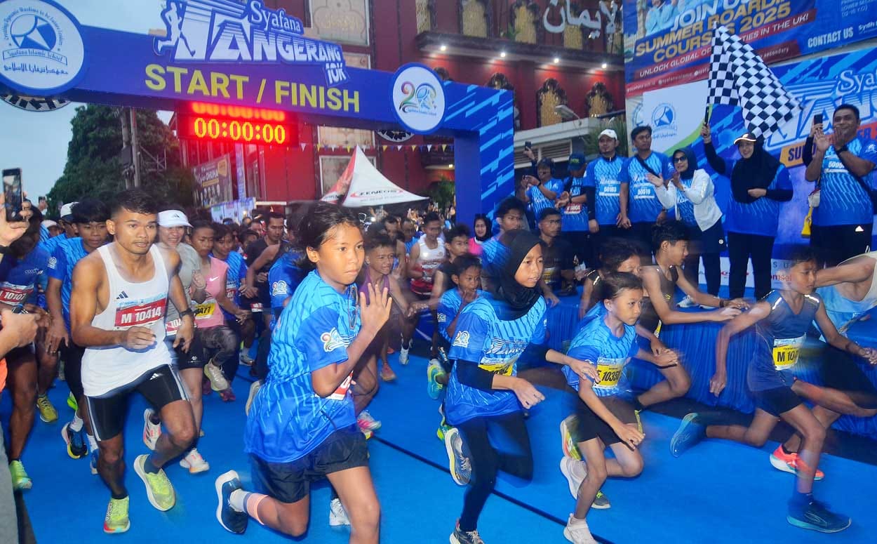 Naskah dan foto : Irawan  Caption : Chair person Syafana Islamic School Ummu Latifah bersama Wakil Bupati Tangerang terpilih Intan Nurul Hikmah saat melakukan kegiatan Flag Off melepas peserta 10K. (Irw)