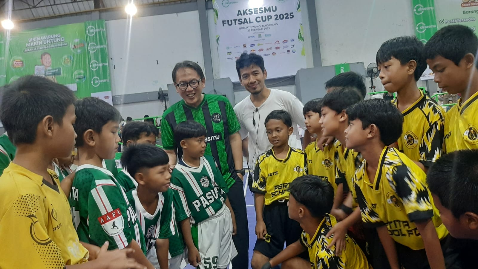 Managing Director PT sumber Trijaya lestari (Aksesmu) Viendra Primadia saat berbincang dengan peserta Aksesmu Futsal Cup 2025. Foto : Irawan