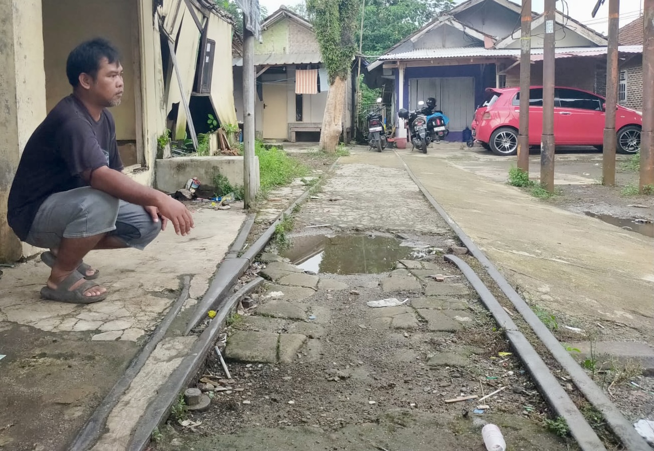 Jalur rel Kereta Api Rangkasbitung-Labuan tepatnya di wilayah Kadomas, Kabupaten Pandeglang, yang ditempati warga sekitar.(pal)