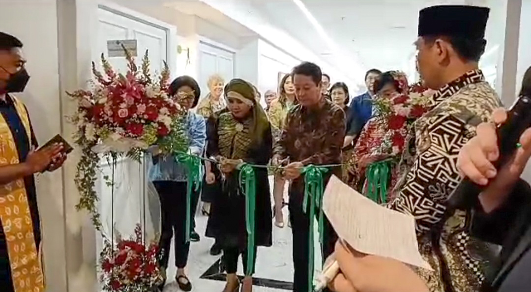 Miltonia Executive Room diresmikan oleh Presiden Direktur EMC Healthcare, Jusup Halimi, dengan didampingi oleh Dr. Juniwati, Drg. Nailuvar, Dr. Clara, pada Kamis (27/2). (tangselpos.id/lim)