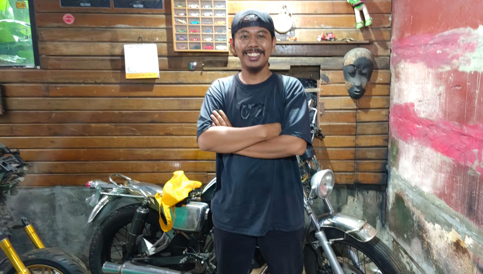 Sule Sulaiman, Pemilik Rucksnroll Custom Garage di Pondok Cabe Ilir, Pamulang, Kota Tangerang Selatan. Foto : Dzikri/TP