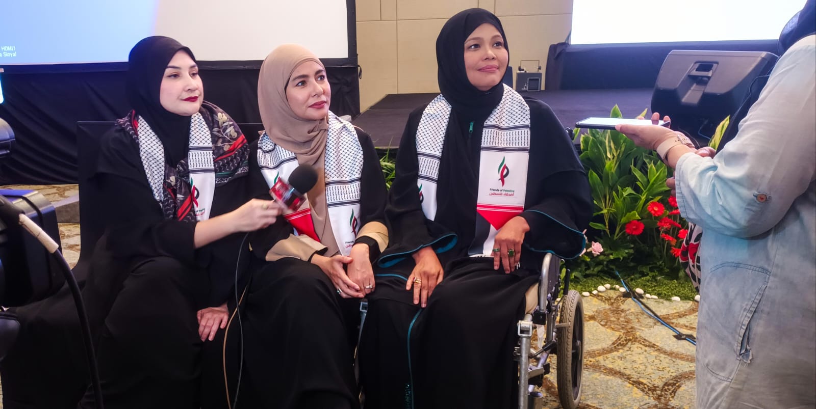 Founder ISN, Ria R. Christiana, Meisya Siregar dan Mona Ratuliu, saat konferensi pers Joyful Ramadan di ICE BSD City, Tangerang, Sabtu (8/2/2025). (tangselpos.id/lim)