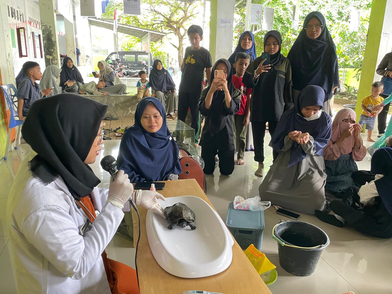 drh. Anisah Nur Fitriana, menjadi pemateri dalam acara “Guest Teacher & Pets Day” di Aula Sekolah Alam Komplek Cahaya Mandiri, Majasari Pandeglang, Rabu (26/2/2025).(Istimewa)