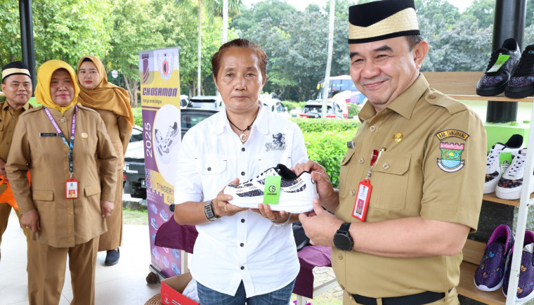 Sekretaris Daerah (Sekda) Kabupaten Tangerang, Soma Atmaja, saat meninjau bazar sepatu motif batik Kabupaten Tangerang hasil produk para pelaku Usaha Mikro Kecil Menengah (UMKM) dan Industri Kecil dan Menengah (IKM) yang digelar di selasar Lapangan Upacara Raden Aria Yudhanegara, Senin (3/2).