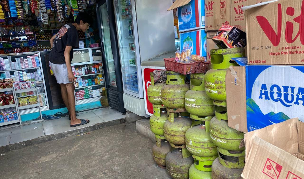 Tumpukan gas kosong yang berada di salah satu warung klontong yang berada di wilayah Kelurahan Ciater, Serpong.(dra)