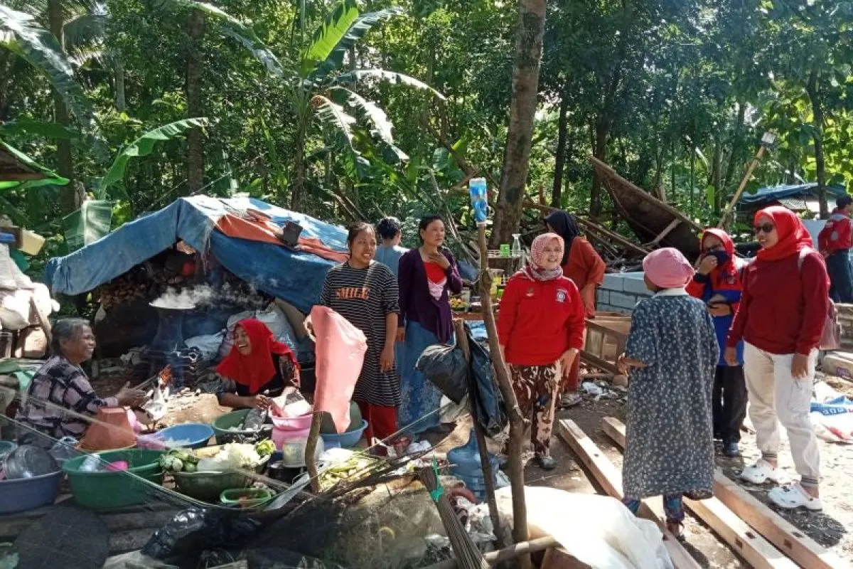 Kondisi rumah Sarnah warga Bayah Tugu RT 02/RW 09 Desa Bayah Barat, Kecamatan Bayah, Kabupaten Lebak, roboh hingga rata dengan tanah pasca diterjang angin kencang, beberapa waktu lalu.(pal)