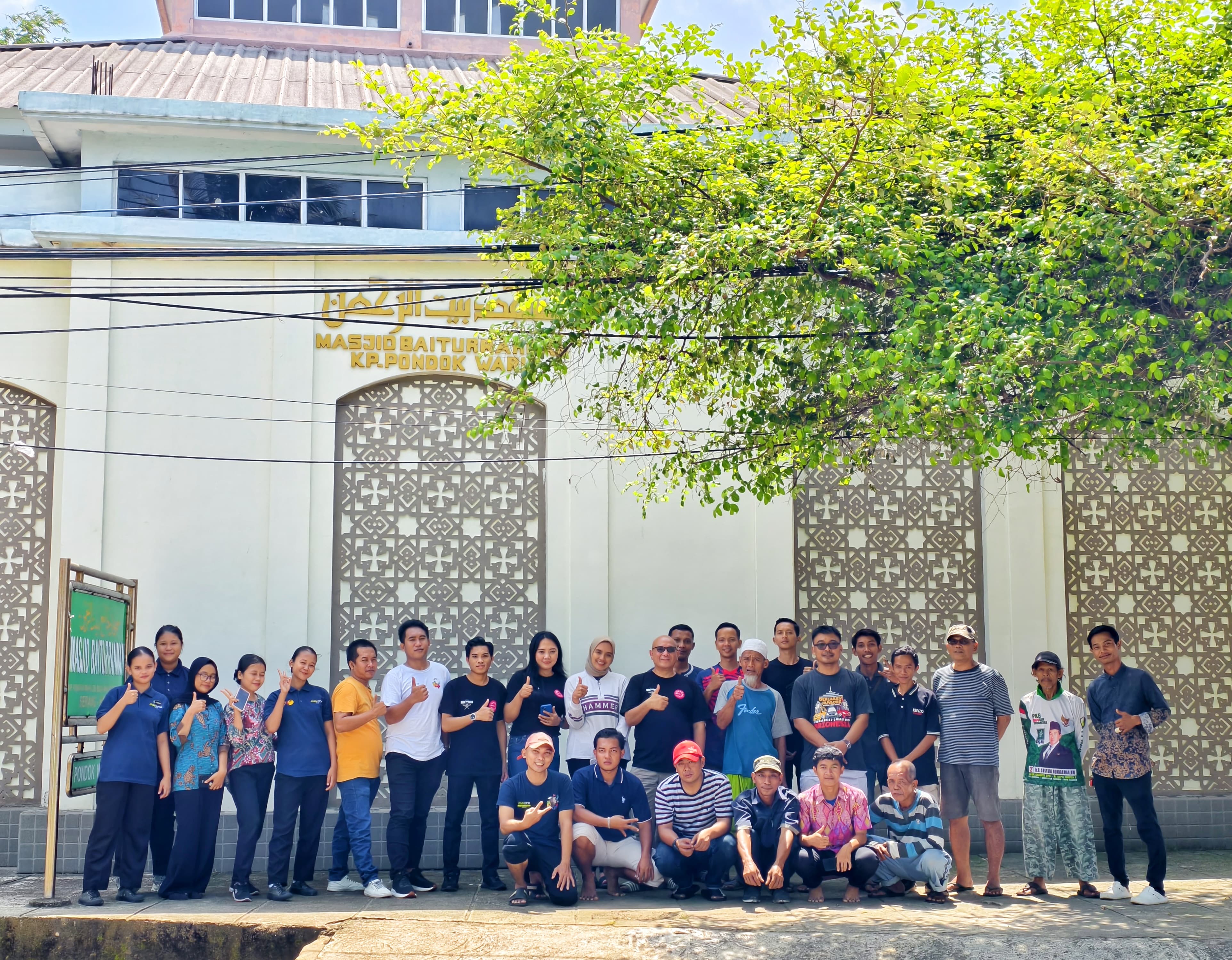 The West Cove mengadakan kegiatan kerja bakti dengan membersihkan Masjid Baiturrahman di Kampung Pondok Waru, Kecamatan Cinangka, Kabupaten Serang. (Ist)