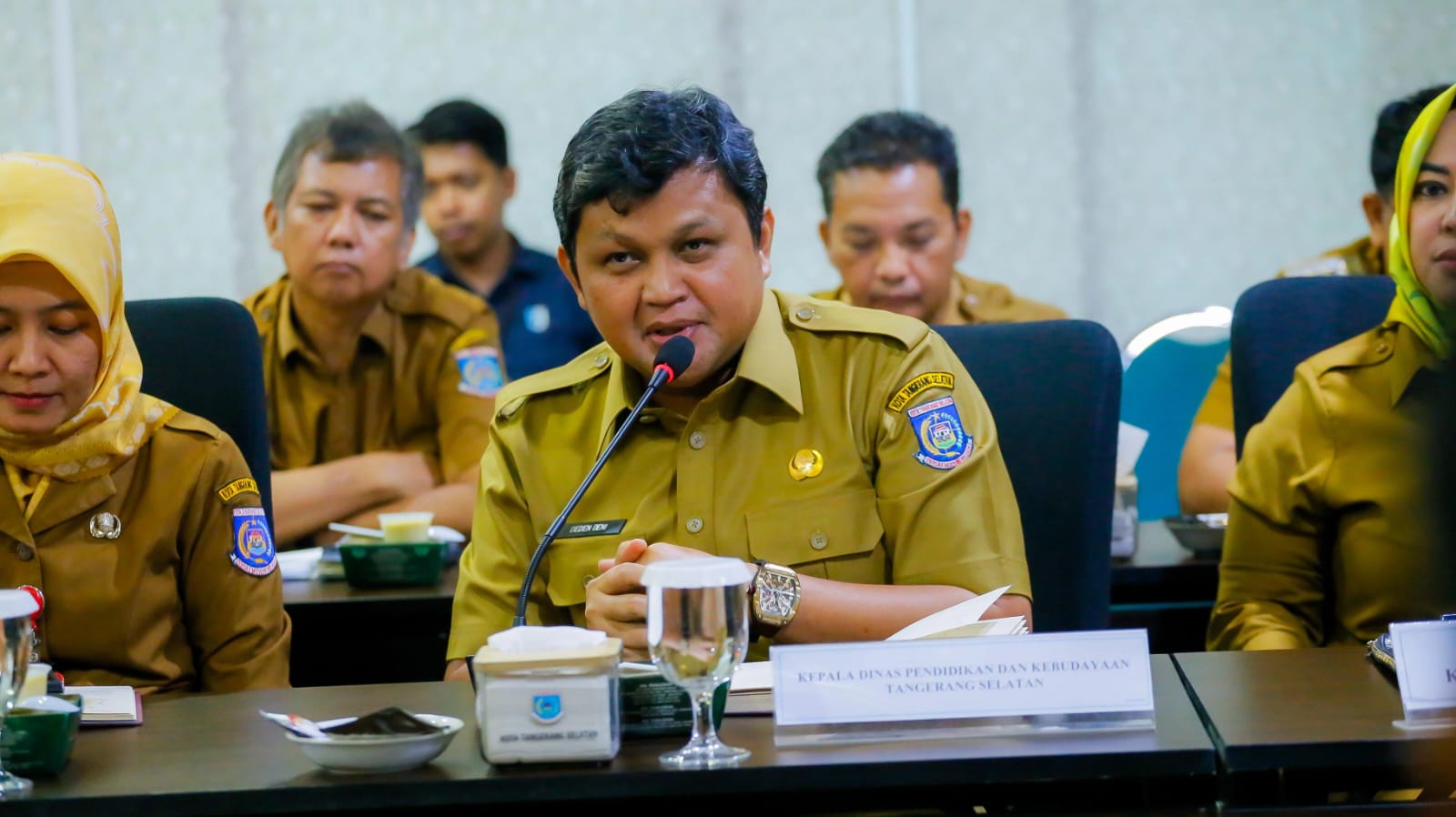 Kepala Dindikbud Tangsel Deden Deni saat konferensi pers. Foto : Ist