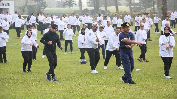 Mendagri Tito Karnavian (kaos hitam depan) saat memimpin senam pagi.  Foto : Ist