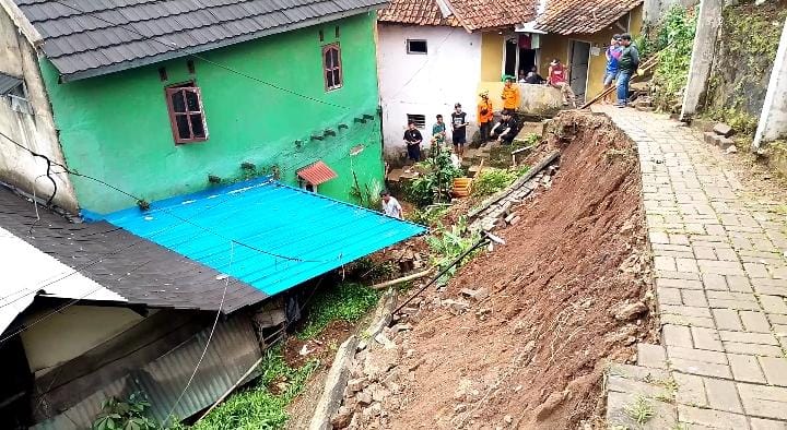 Warga bersama para pihak terkait sedang mengevakuasi material longsor yang menimpa rumah di Kampung Cidemang, RT 03/RW 02, Kelurahan Pandeglang, Kecamatan Pandeglang, Kabupaten Pandeglang, Senin (24/2).(pal)