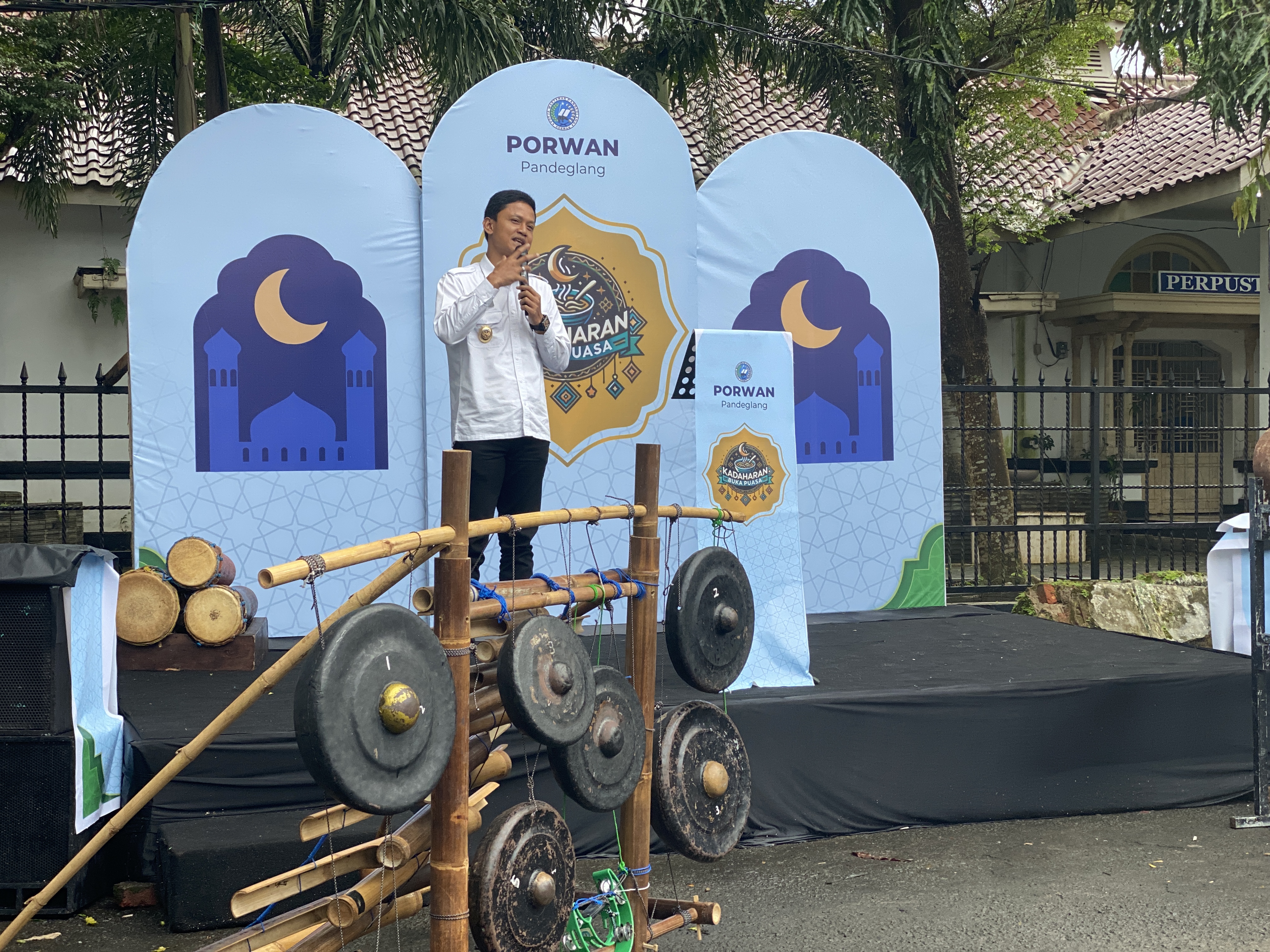 Wabup Pandeglang Iing Andri Supriadi sedang memberikan sambutan di acara jajanan Kadaharan Buka Puasa di Jalan Kesehatan Pandeglang, Selasa (25/2).