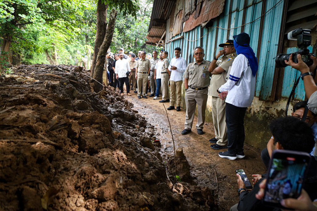 Wagub Rano Karno (no 2 dari kanan) saat meninjau mengerukan di Ksli Krukut. Foto : Ist