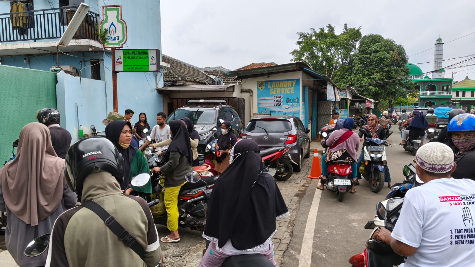 Warga mengantre tabung gas di kawasan Sawah, Kecamatan Ciputat, Kota Tangerang Selatan, Senin (3/2/2025). (Dzikri)