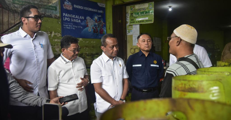 Menteri ESDM Bahlil Lahadalia berdialog dengan pemilik agen Gas LPG saat melihat langsung antrean gas LPG 3kg di PT Agung Palito Kerosindo, Perumnas 1, Kota Tangerang, Banten, Selasa (4/2/25). Foto: RM