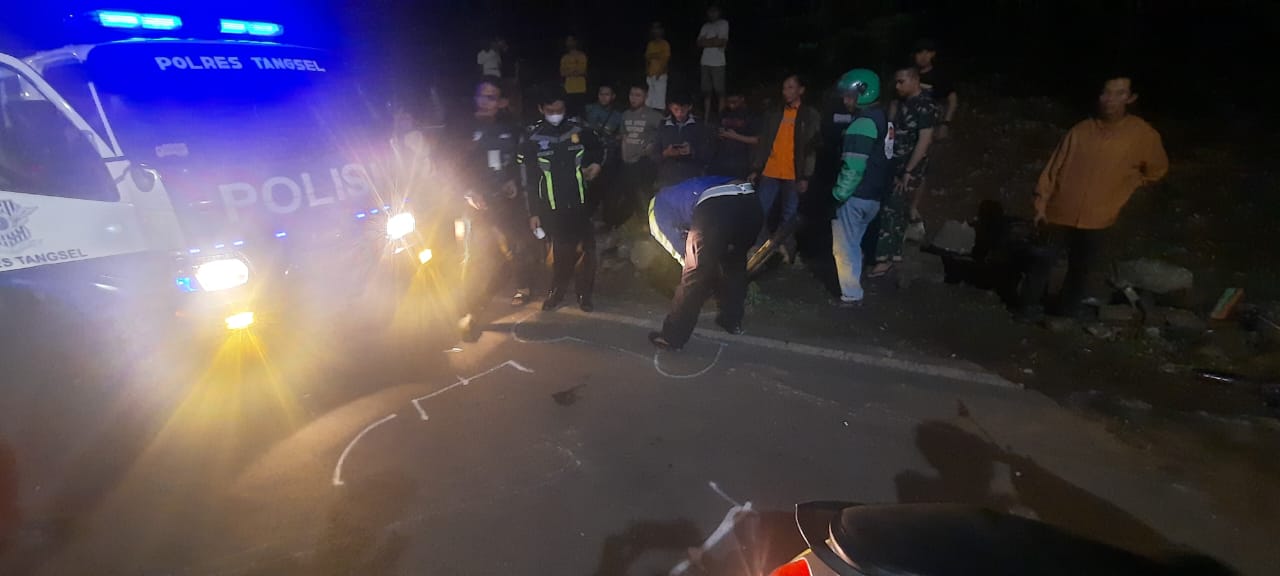 Petugas Kepolisian saat melakukan olah TKP di lokasi kecelakaan jalan Pondok Cabe Raya.