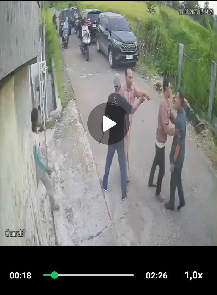 Tangkapan layar CCTV keributan di gudang penggilingan beras di Cimanuk, Jumat (21/3/2025) sore.(Istimewa)