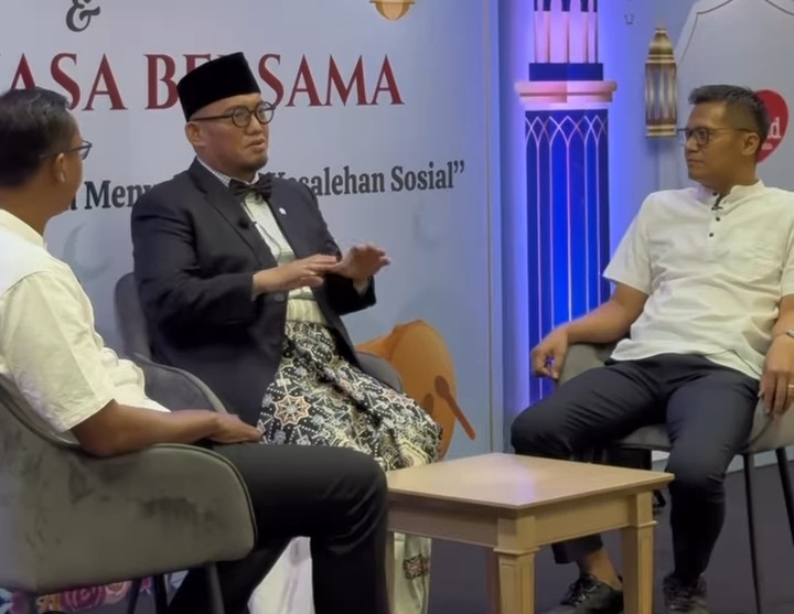 Wakil Ketua Badan Penyelenggaraan Haji Dahnil Ahzar (tengah) saat acara bukber dan santunan anak yatim di Rakyat Merdeka. Foto : RM