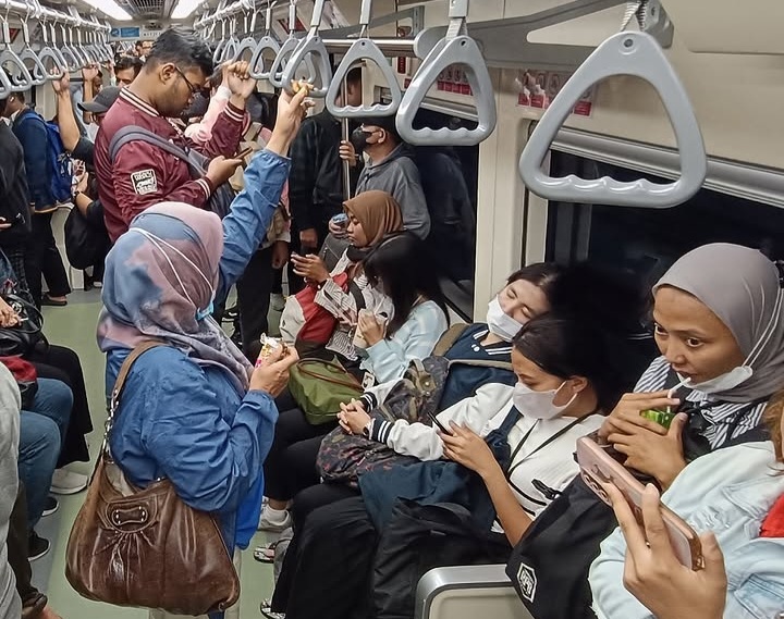 Buka puasa di KRL Computerline. Foto : Ist