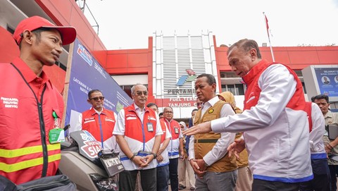 Menteri ESDM Bahlil Lahadalia (rompi coklat) saat sidak. Foto : Ist