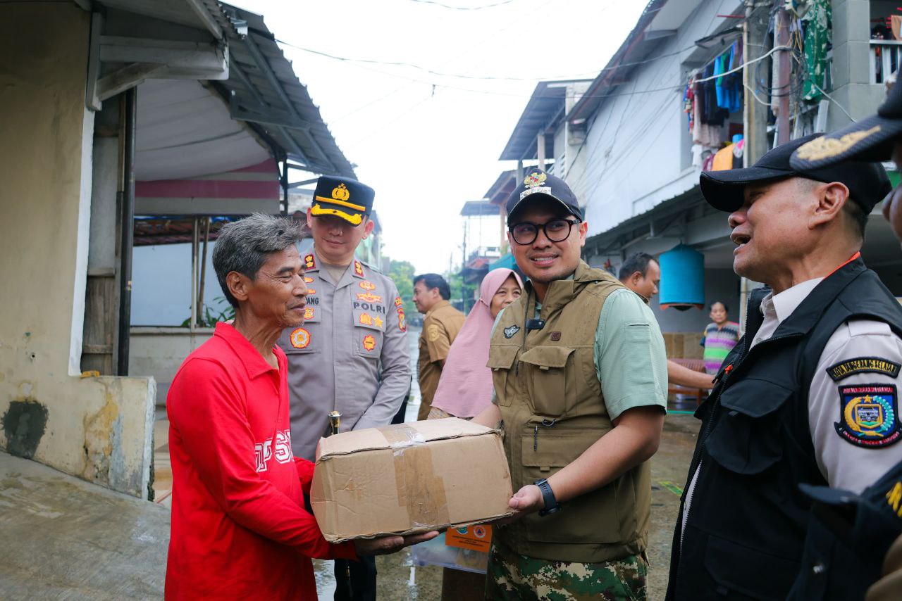 Wakil Wali Kota Tangsel, Pilar Saga Ichsan, langsung meninjau sejumlah titik banjir tersebut dan menyalurkan bantuan. (Dok. Humas Pemkot Tangsel)