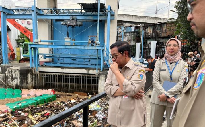 Gubernur DKI Jakarta Pramono Anung saat meninjau Pintu air Manggarai. Foto : Ist