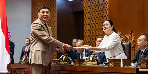 Menteri Pertahanan Sjafrie Sjamsoeddin dan Ketua DPR Puan Maharani pada rapat di DPR dalam rangka pengesahan Tevisi UU TNI. Foto : Ist