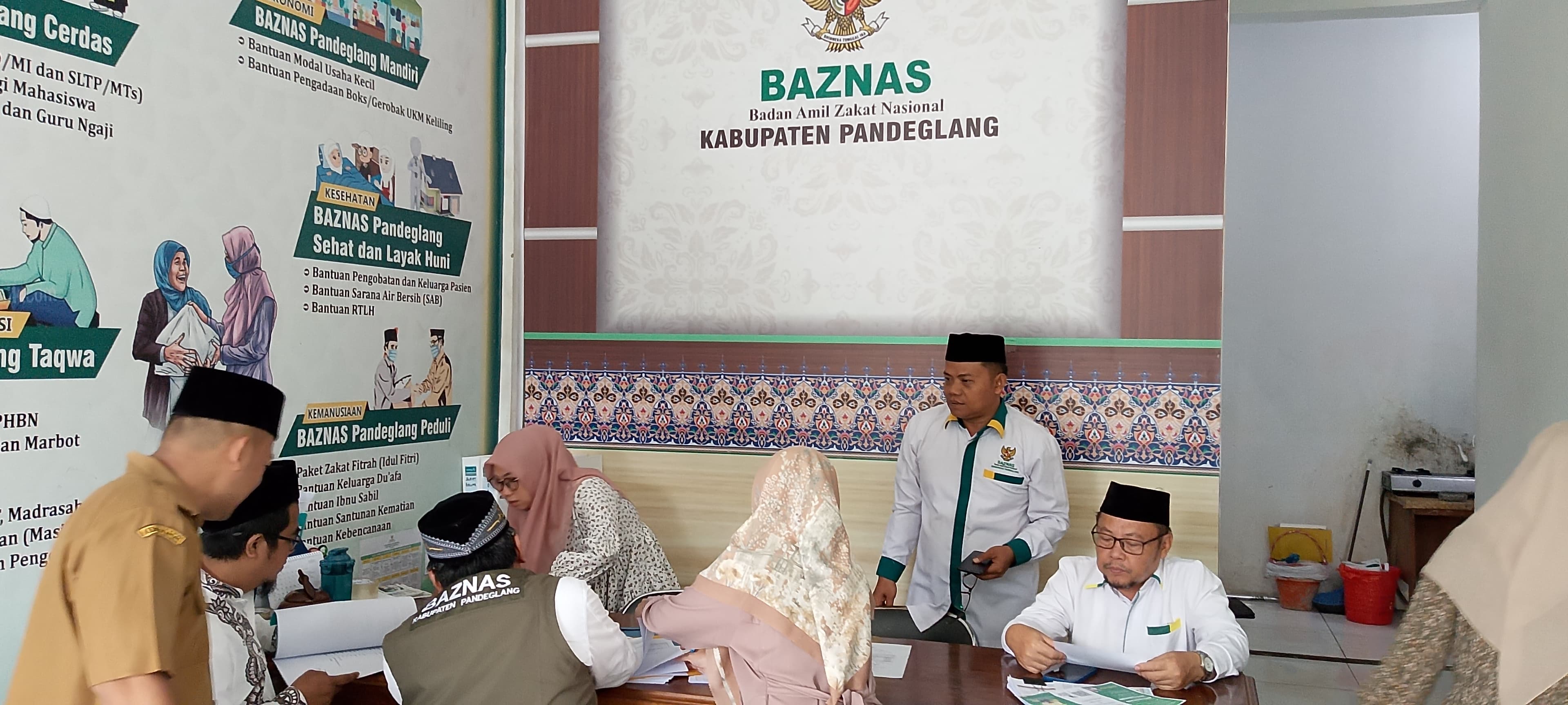 Pihak Baznas Pandeglang sedang melayani penerimaan ZIS di kantornya, kemarin.(pal)