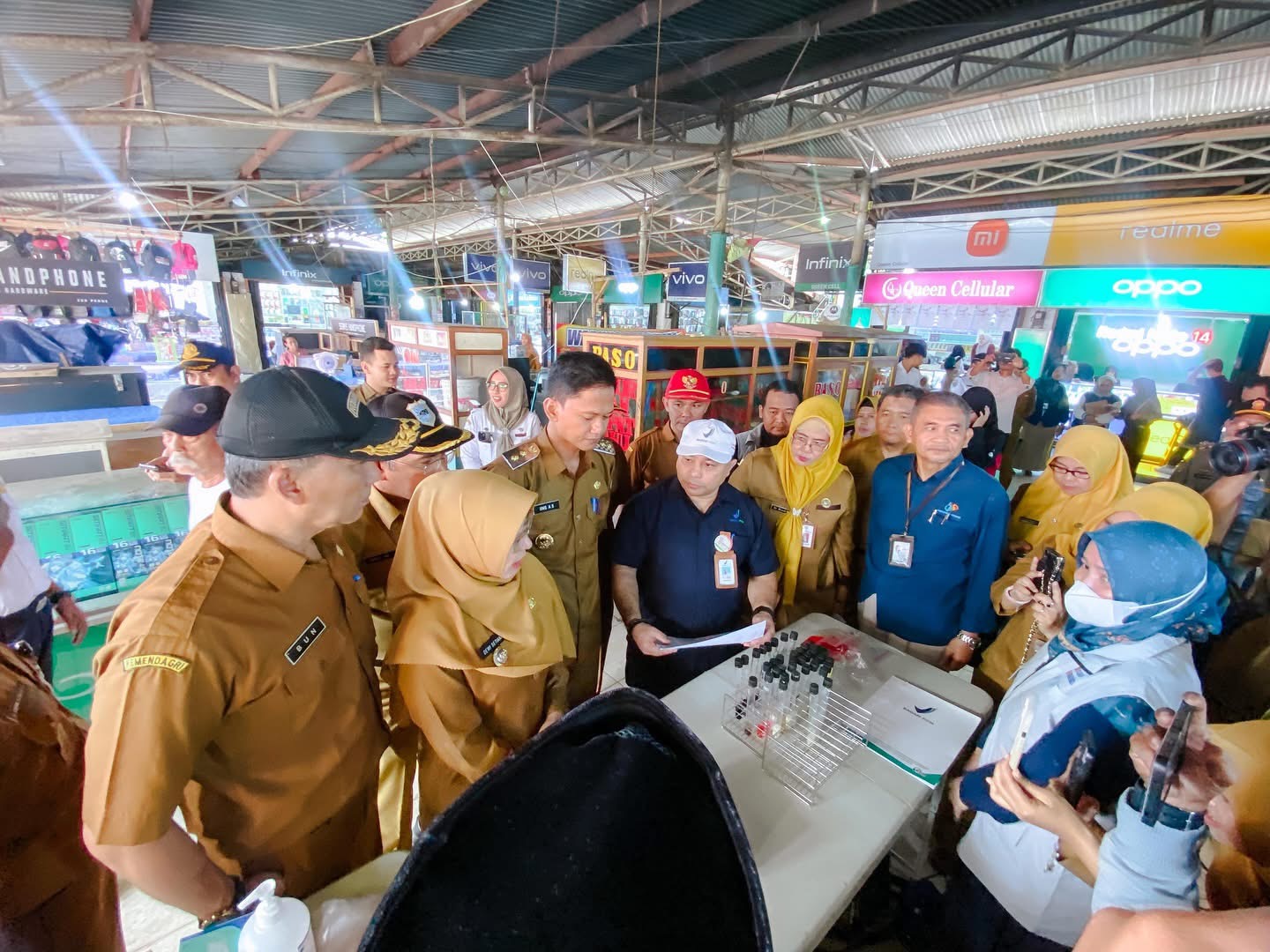 Pihak Balai Besar BPOM Serang sedang memaparkan hasil temuan makanan yang menggunakan formalin kepada Bupati, Wabup Pandeglang dan jajaran lainnya, pasca sidak di Pasar Tradisional Pandeglang, Senin (10/3).