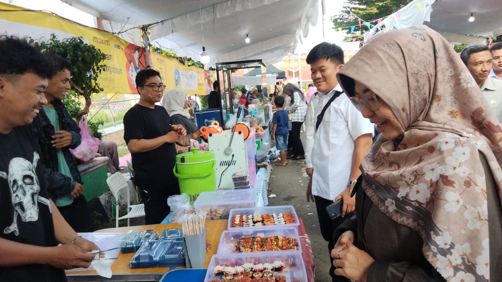 Bupati Pandeglang Raden Dewi Setiani sedang meninjau stan sambil membeli kadaharan buka puasa yang dijajakan para pedagang di Jalan Kesehatan-Pandeglang, Rabu (5/3).