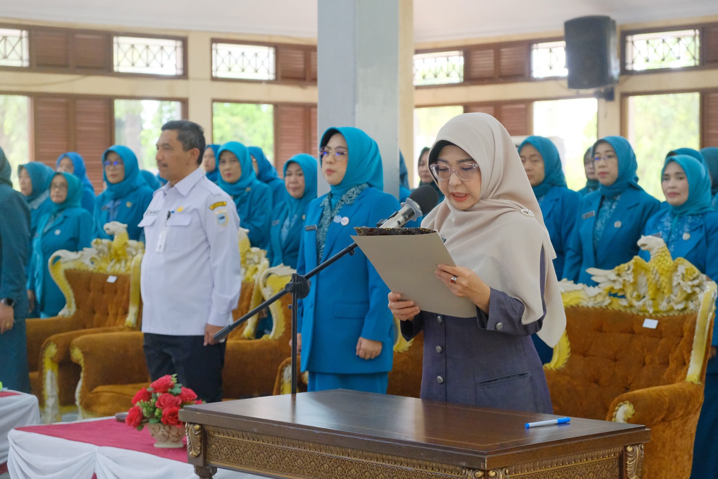 Bupati Pandeglang Raden Dewi Setiani sedang melantik Pengurus PKK dan Posyandu Kabupaten Pandeglang, di Aula Pendopo Bupati Pandeglang, Rabu (19/3).