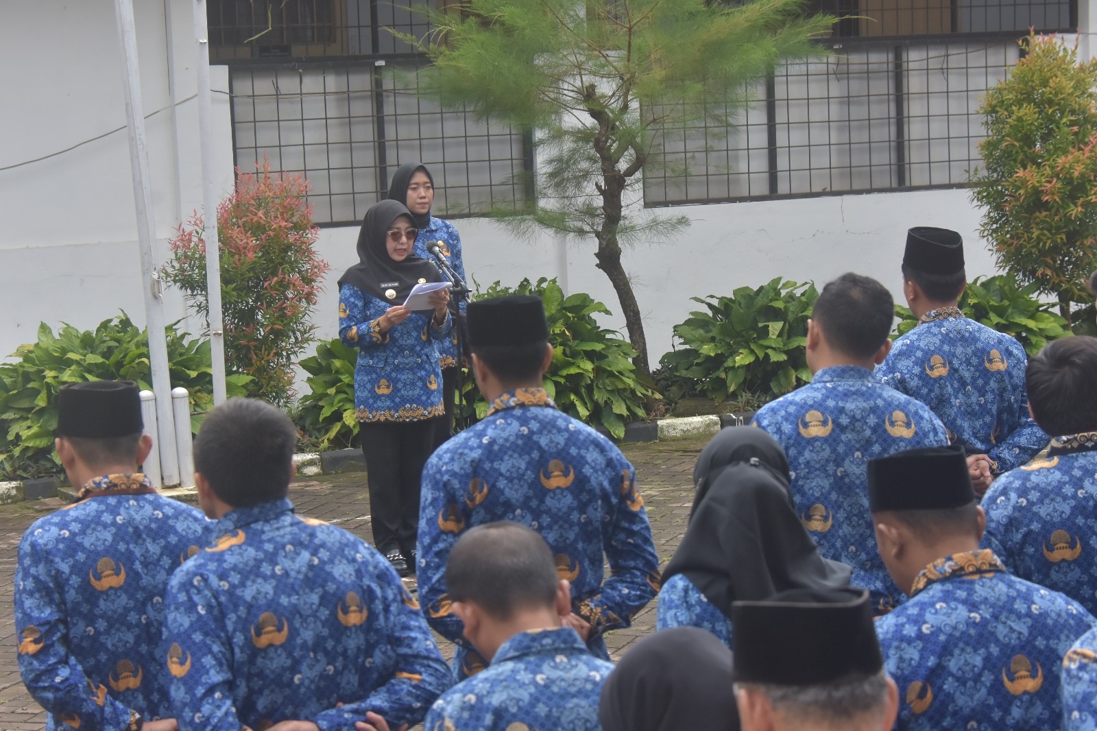 Bupati Pandeglang Raden Dewi Setiani sedang memberikan arahan kepada para ASN, saat upacara hari kesadaran di Setda Pandeglang, Senin (17/3)