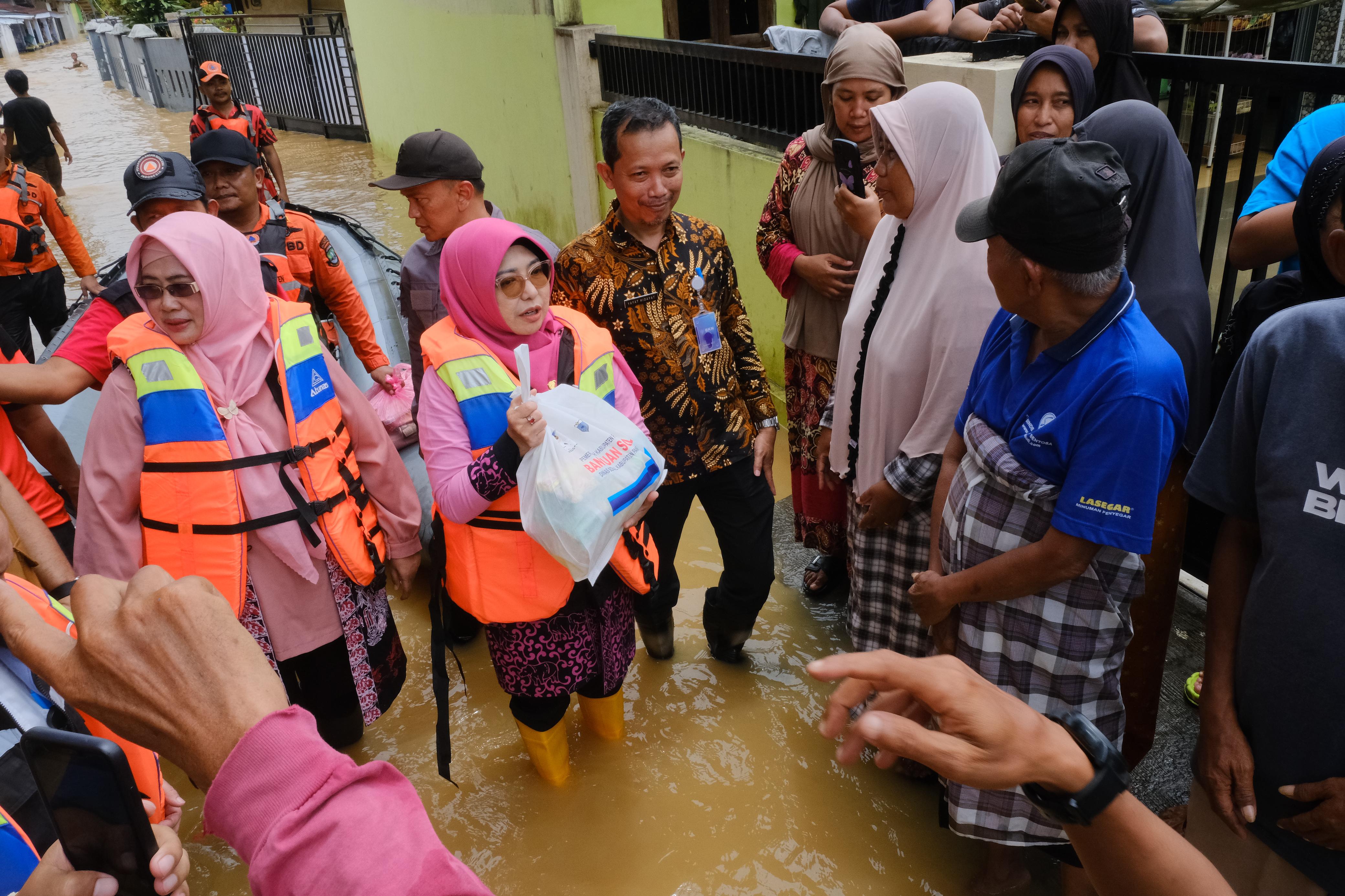 Bupati Pandeglang, R. Dewi Setiani (tengah) meninjau langsung warga penyintas bencana banjir di Desa Teluk, Kecamatan Labuan dan Desa Jiput, Kecamatan Jiput, Jumat (7/3/2025).(Istimewa)