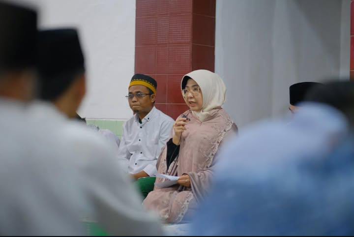 Bupati Raden Dewi Setiani saat menghadiri Safari Ramadhan 1446 Hijriah di Masjid Al-Ittihad di Desa Muncang, Kecamatan Labuan, Minggu (9/3/2025).(Istimewa)