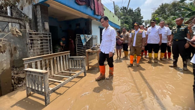 Waores Gibran saat meninjau banjir di Bekasi. Foto : Ist