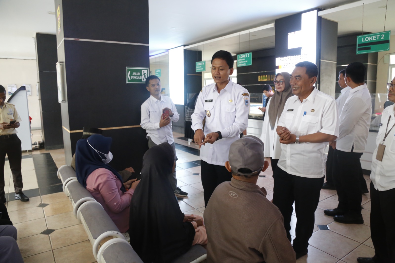 Wabup Pandeglang Iing Andri Supriadi sedang menyapa dan berbincang-bincang dengan masyarakat saat di RSUD Berkah Pandeglang, beberapa waktu lalu.(pal)