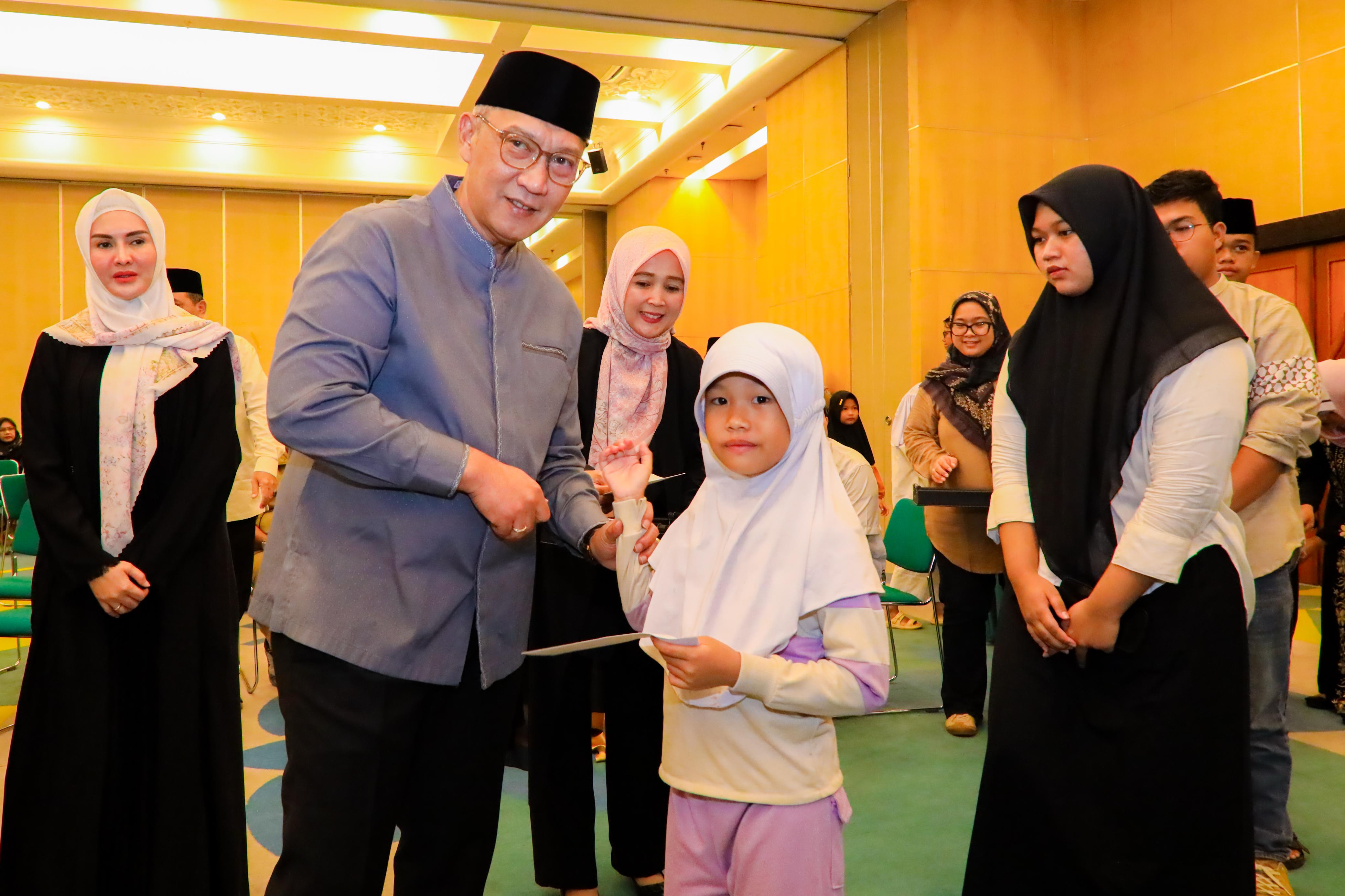 Kegiatan buka puasa bersama dan santunan anak kurang mampu dan pramubhakti bertempat di ruang Blandongan, lantai 4, Puspemkot Tangsel, Selasa (18/3). (tangselpos.id/irm)