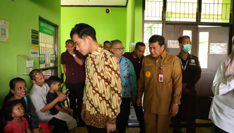 Wakil Presiden Republik Indonesia (RI) Gibran Rakabuming Raka, saat melakukan Kunjungan Kerja (Kunker) ke Puskesmas Kelapa Dua dan Puskesmas Binong, Kabupaten Tangerang, Kamis (20/3).