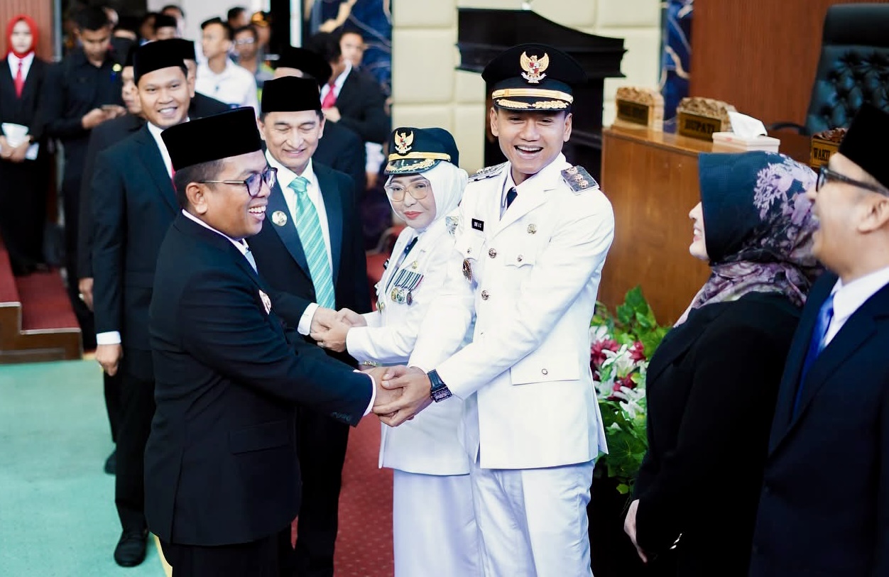 Gubernur Banten Andra didampingi Wagub Banten Dimyati sedang bersalaman untuk memberikan selamat kepada Bupati-Wabup Pandeglang Dewi-Iing, usai Paripurna Sertijab di Gedung DPRD Pandeglang, Selasa (4/3). (pal)