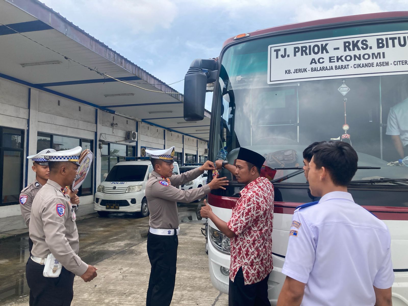 Sejumlah bus angkutan umum di Terminal Mandala, Lebak, sedang dilakukan pengecekan oleh petugas.